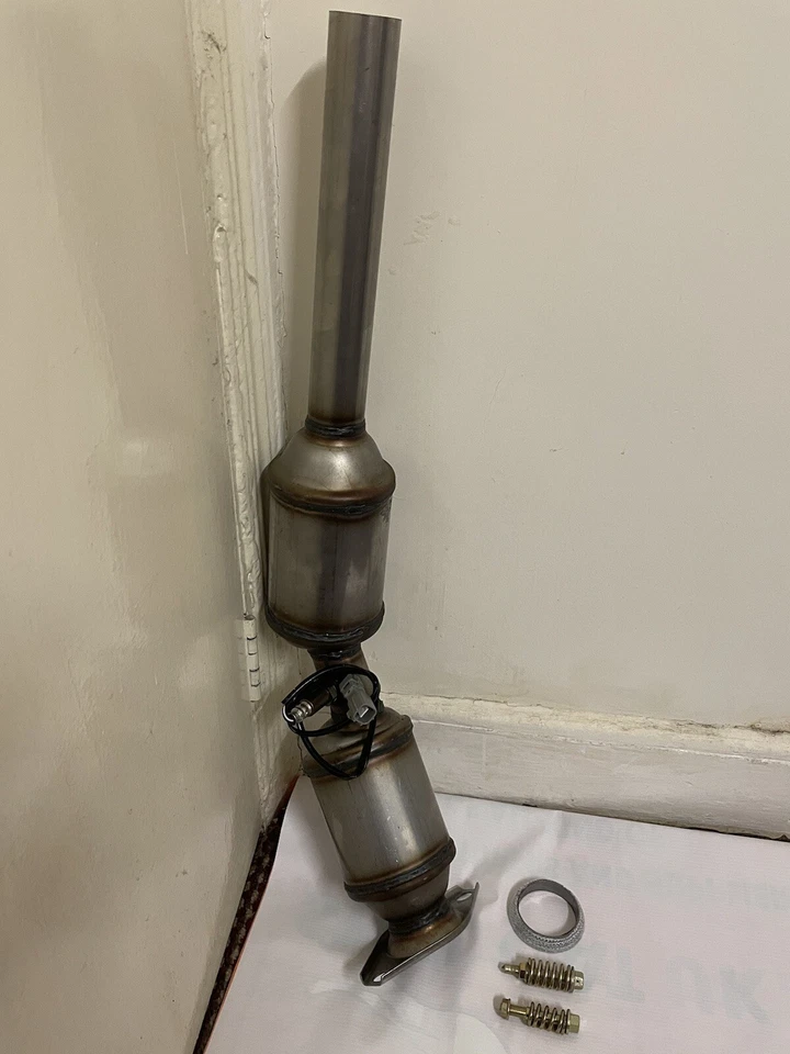 Toyota Prius PLUS 1.8 2010 - 2020 CATALYTIC CONVERTER WITH SENSOR Free 🚚 - Image 2 of 4