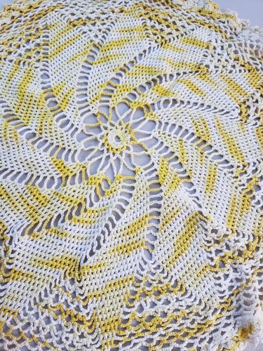 Lot VTG crochet doilies multicolor Pink yellow orange retro pink is ruffled B - Picture 4 of 17