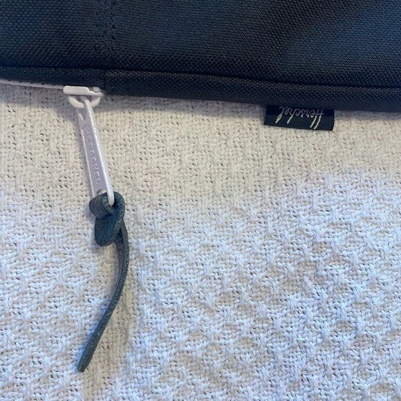 Herschel Tablet Ipad Accesorios Estuche Negro con Borde Blanco 7 x 10 Foto 4 de 4