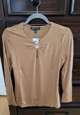 NWT I N C Women's Top. Size PET LARGE. Ring cutout ribbed top.