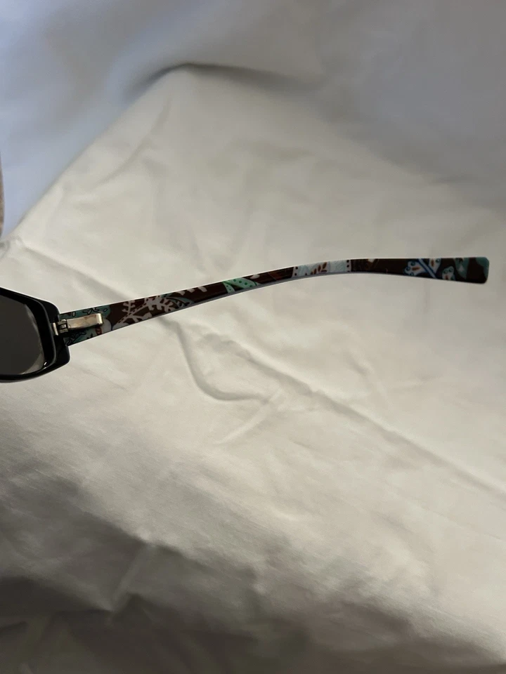 Gafas de sol Vera Bradley negras/azul claro con templos estampados Foto 4 de 4