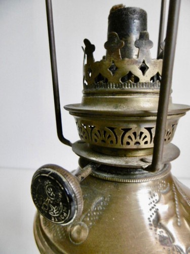 ANCIENNE LAMPE À PÉTROLE EN LAITON AVEC CABOCHONS DITE "LA PARISIENNE" - Imagen 10 de 14