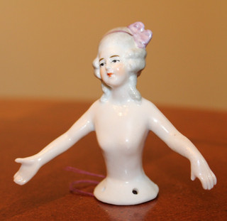 VINTAGE PORCELAIN HALF DOLL NUDE COURT LADY W/LILAC BOW OUTSTRETCHED ARMS AWAY