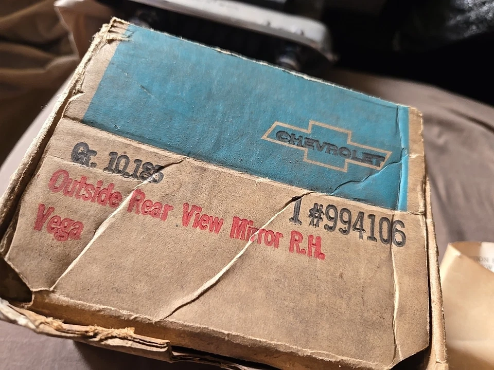 ESPEJO RETROVISOR LATERAL PASAJERO CHEVY VEGA 1971-74 994106 OEM VINTAGE COMO NUEVO CON HERRAJES Foto 2 de 4