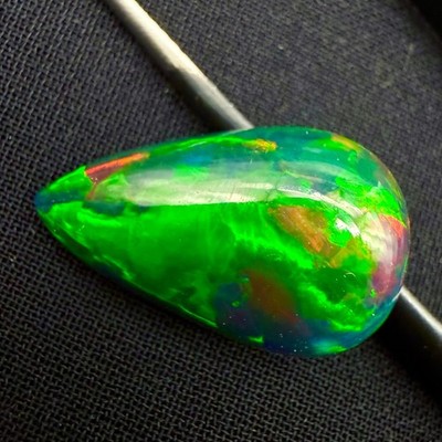 Natürliche Polierte Opale, MultyFire Black Opal Oval 5,75 Karat 20x11 mm