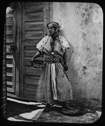 MOROCCO - A YOUNG MOORISH WOMAN C1890 ANTIQUE Magic Lantern Slide PHOTOGRAPH
