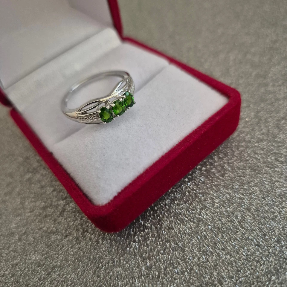   Anillo de trilogía cromado diopsido platino sobre plata esterlina Foto 4 de 4