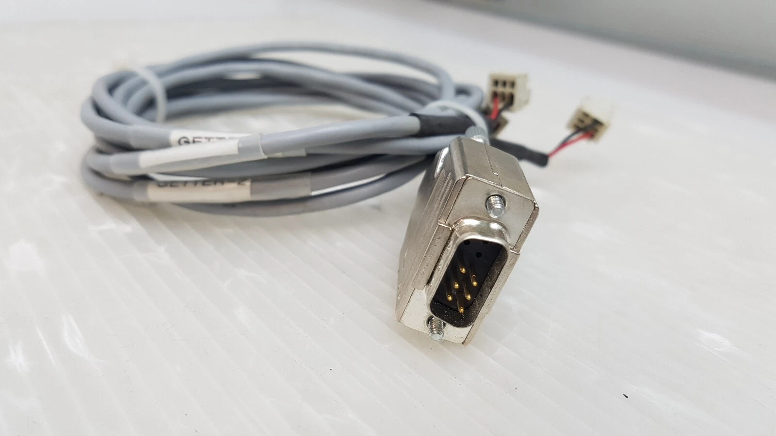 9-pin D-sub plug of the getter cable