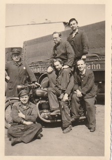 Photo soldat allemand WW2 groupe avec une moto 6887