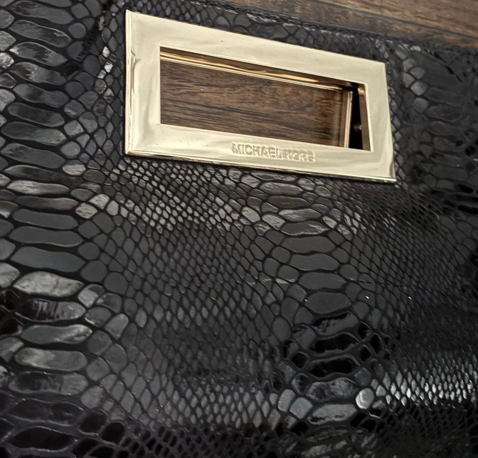 Bolso de mano grande Michael Kors Berkley en cuero pitón negro con herrajes dorados Foto 2 de 4