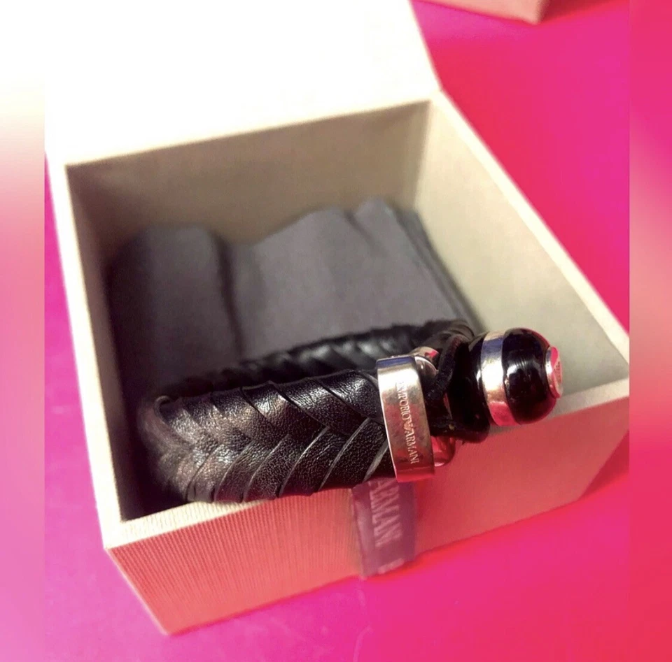 Pulsera Emporio Armani de cuero negro con detalles plateados joyería moda Foto 2 de 4