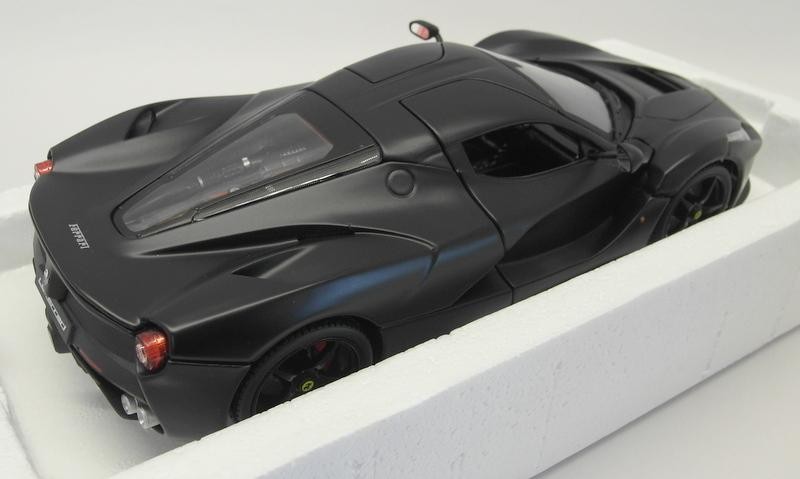Burago Signature 1/18 Scale Diecast - 18-16901 Ferrari