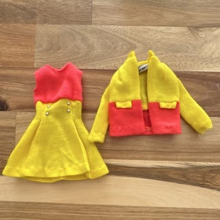 Barbie by Mattel Barbie Puppenkleidung 2 tlg Set Kleid & Jacke gelb/rot