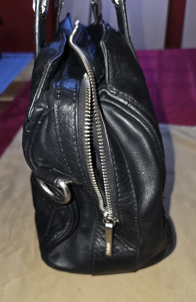 Bolso Cartera De Colección Walter by Walter Baker Cuero Negro Herrajes Plateados Usado en Excelente Condición Raro Foto 4 de 4