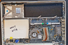 APPLE MACBOOK 13 A1181 LATE 2007 2.0GHz LOGIC BOARD IN BOTTOM CASE EMC 2200