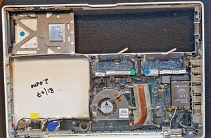 APPLE MACBOOK 13 A1181 LATE 2007 2,0GHz LOGIC BOARD IN BOTTOM CASE EMC 2200