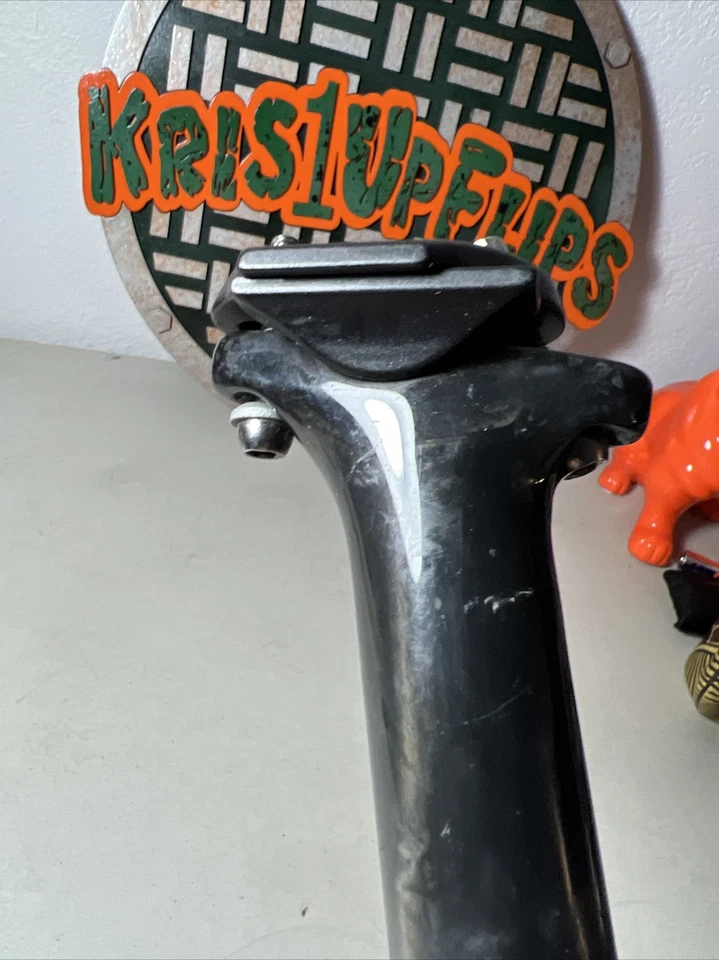 Tija de sillín de aleación de 2 pernos envuelta en carbono Niner 30,9 x 370 cabeza de aleación logotipo rojo Foto 4 de 4