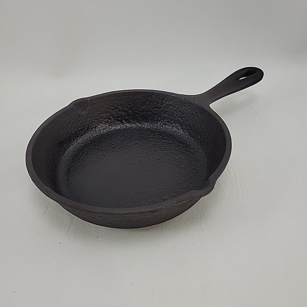 W.K.M./WKM Cast Iron Skillet 6 5/8 Inch Cast Iron Skillet Taiwan No. 3