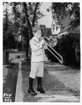 Ron Howard shows his slip horn style on the set of the film The Mu- Old Photo