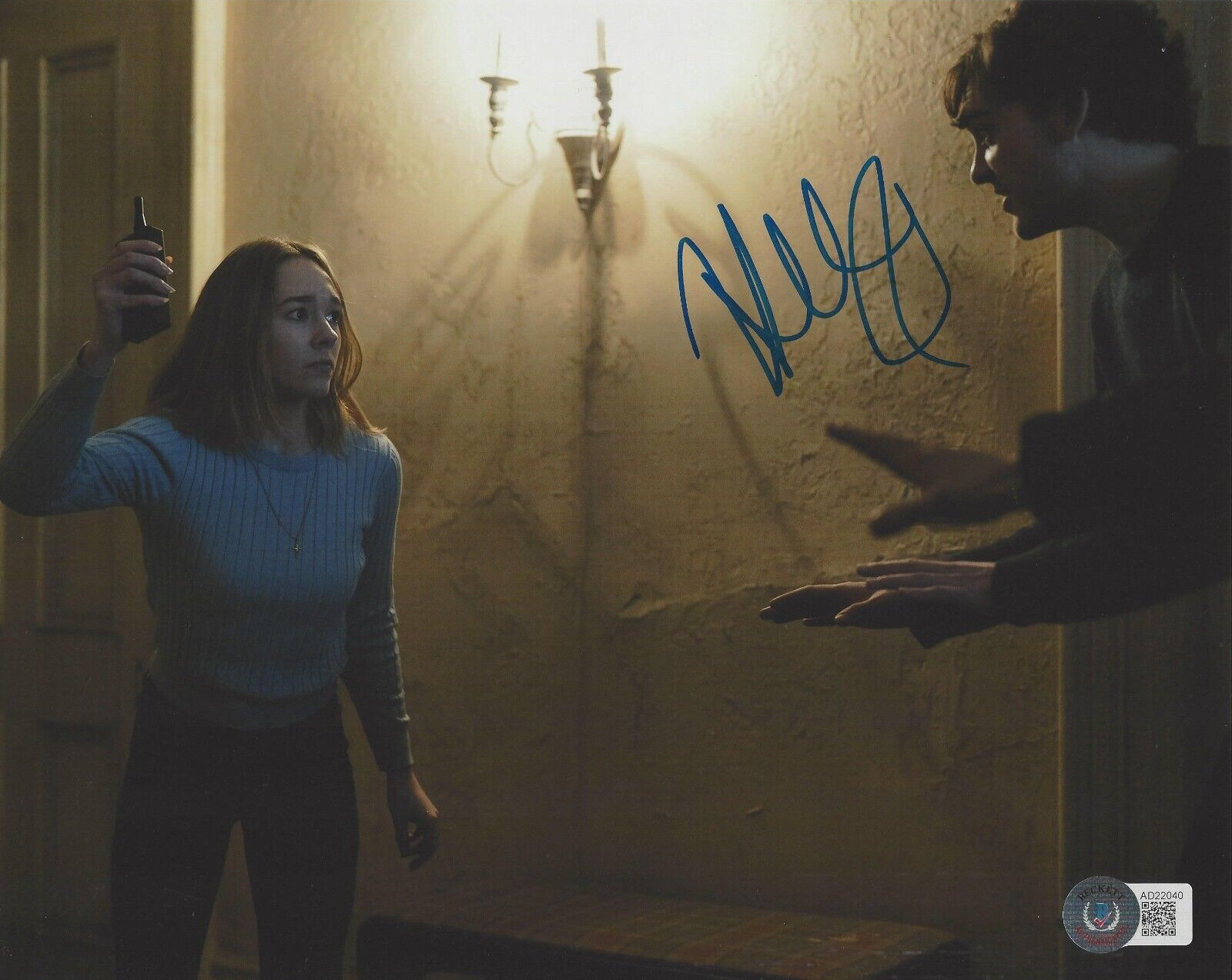 HOLLY TAYLOR SIGNED 'MANIFEST' 8x10 PHOTO 4 TV SHOW ACTRESS BECKETT BAS COA