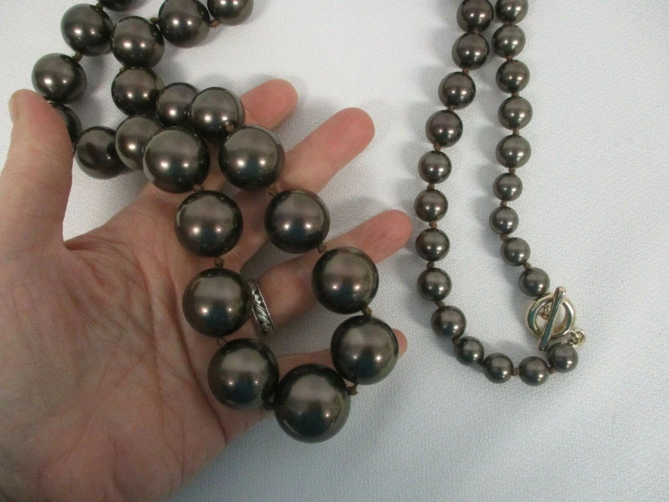 PRETTY PEARLIZED BROWN PLASTIC BEAD NECKLACE 40" w "AV" HALLMARK & TOGGLE CLASP - Image 2 of 4