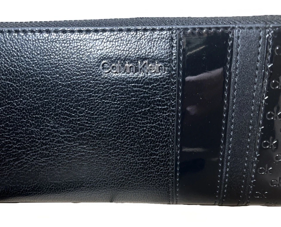全新带标签 Calvin Klein 黑色漆皮银色拉链腕带钱包。 漂亮。 — 第 2/4 张图片