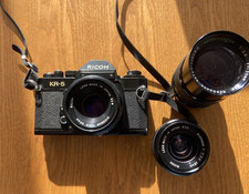 Analoge Spiegelreflexkamera Ricoh KR-5, mit 3 Objektiven und Tasche