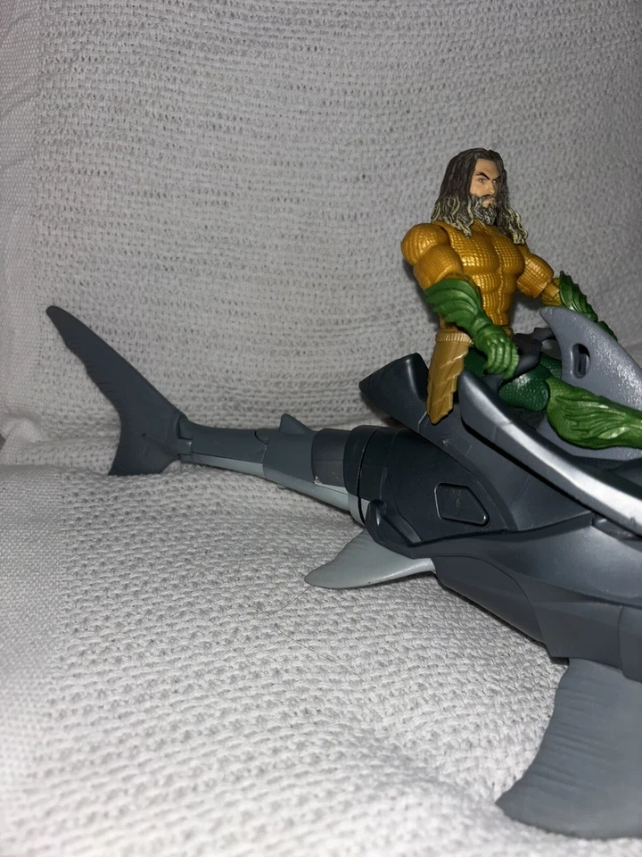 Figura de acción Aquaman Movie Warrior Shark 19" DC Comics Mattel 2018 con Aquaman Foto 2 de 4