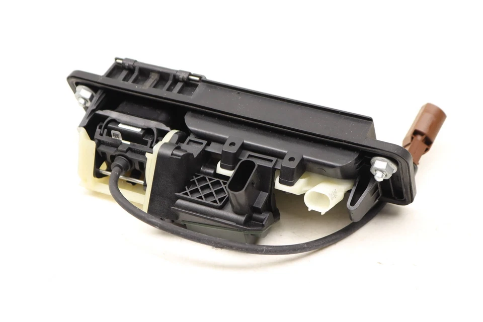 Mercedes-Benz Maybach S560 2018-2019 - manija de liberación del maletero con cámara de reversa Foto 2 de 4