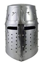 Chevalier médiéval templier grand casque armure acier doux reconstitution SCA LARP événement