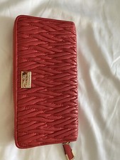 Cartera Coach...Impresionante cartera acolchada roja con cremallera acordeón dorado para tarjeta de crédito