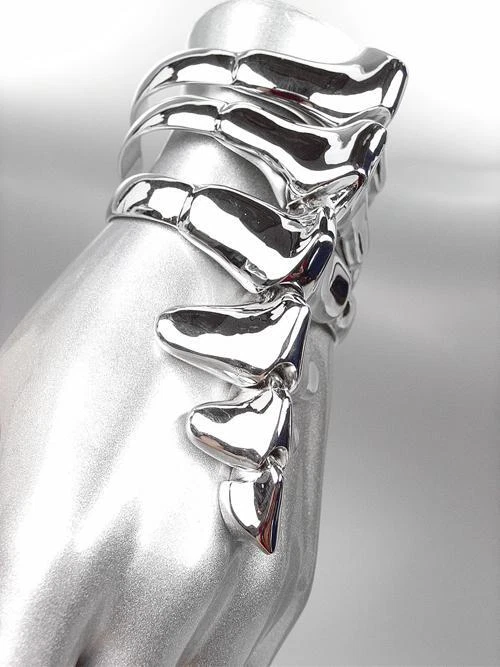 UNIQUE Chunky 18kt White Gold Plated Ribbed Dinosaur Bones Wide Cuff Bracelet - Image 3 of 4