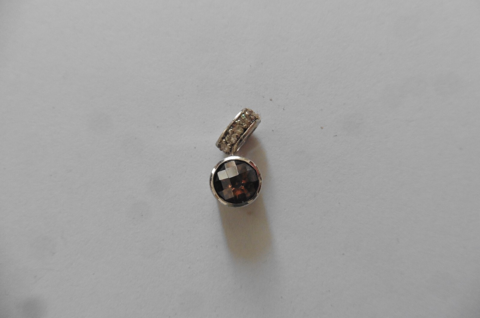 Pendentif Art Déco marron prune pour sublimer vos tenues de soirée et cocktails