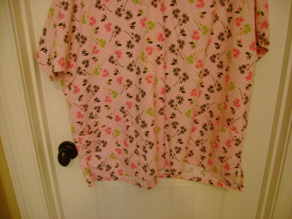 HQ High Quality Womens XL Scrub Top Short Sleeve Pockets PINK Flowers V Neck - Image 3 of 4