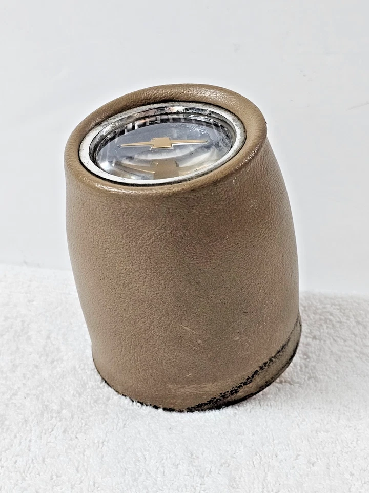 Ford Thunderbird 1968-1969 bocina botón tapa central OEM bronceado acolchado con emblema Foto 2 de 4