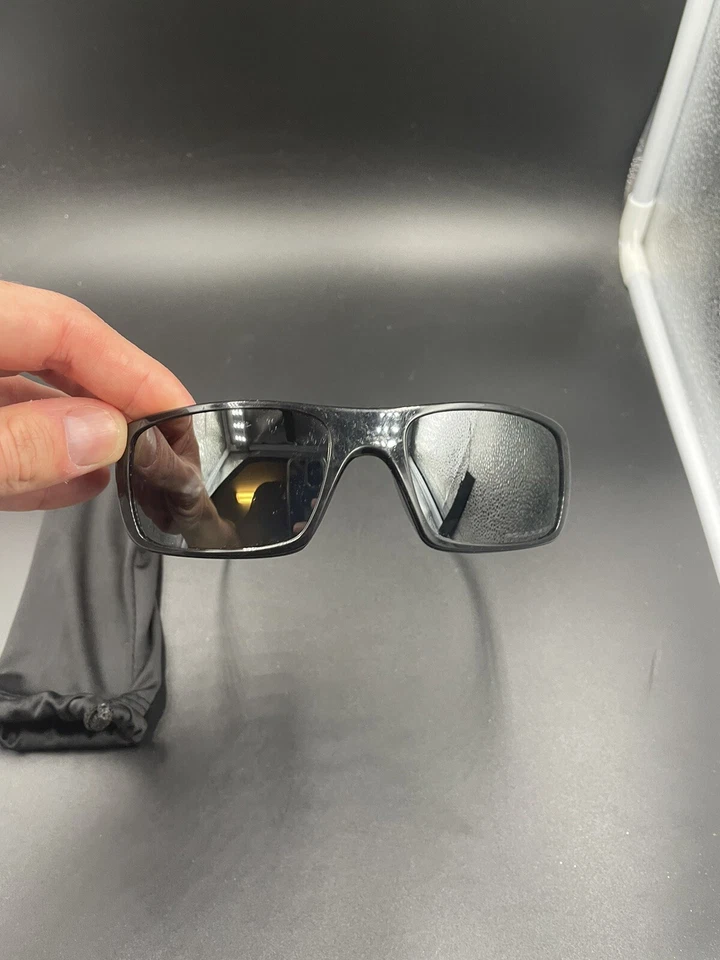 Cigüeñal Oakley tinta negra con lentes polarizadas de iridio negro Foto 3 de 4