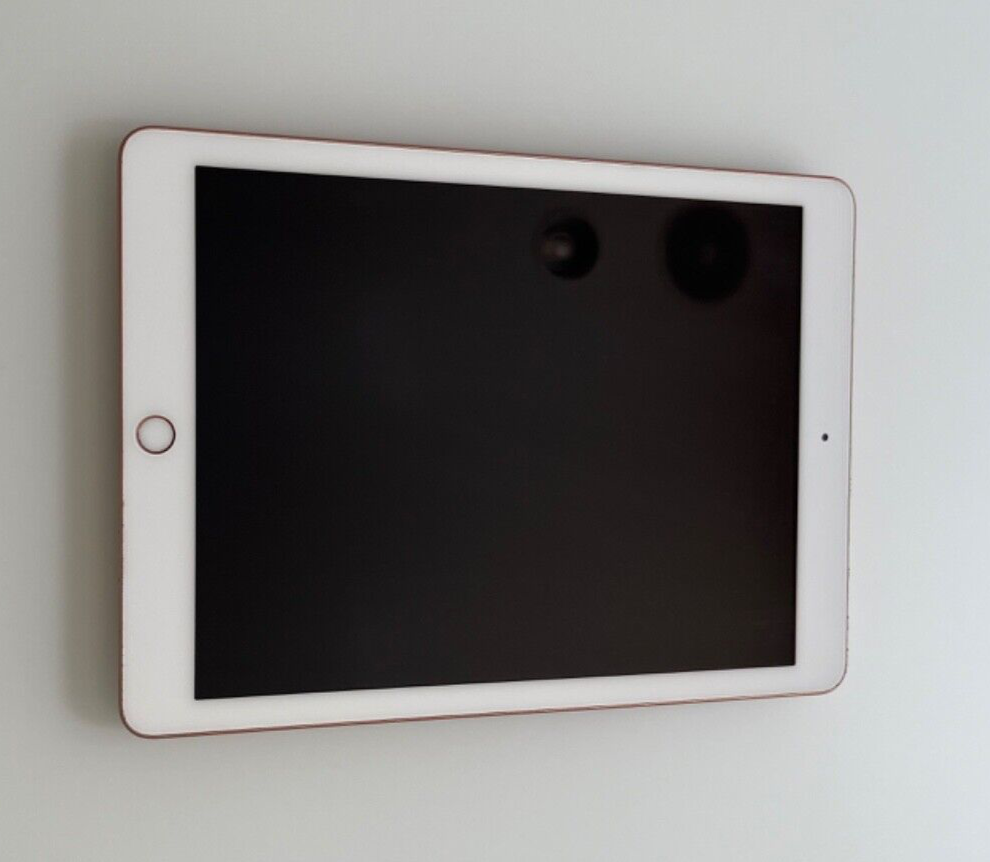 Apple iPad 6th Gen. 32GB, Wi-Fi, 9.7in - Gold, MRJN2LL/A, used