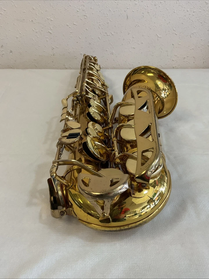 Saxofón Alto Conn 18M con Estuche Rígido - Serie N Dorado Foto 3 de 4