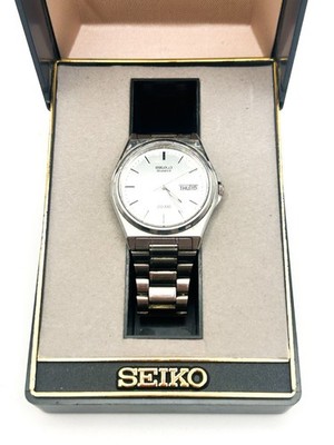 Seiko SQ100 Quarzuhr 5Y23-8A50 Tag Datum silbernes Zifferblatt Herren 37 mm Japan