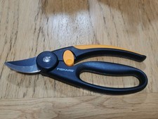 Fiskars Fingerloop Bypass Pruner P44