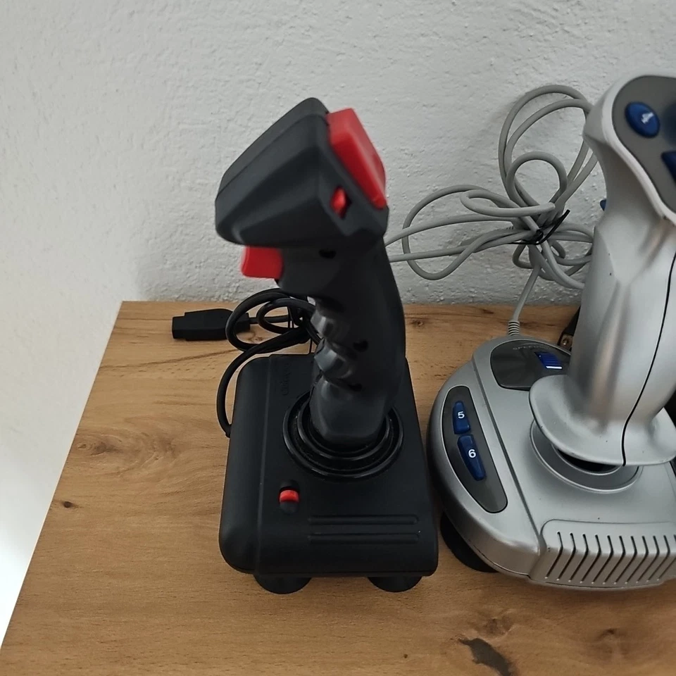 Joystick Controller für Konsolen Atari Commodore Amiga Sega 5 Stück Ungetestet  - Bild 2 von 4