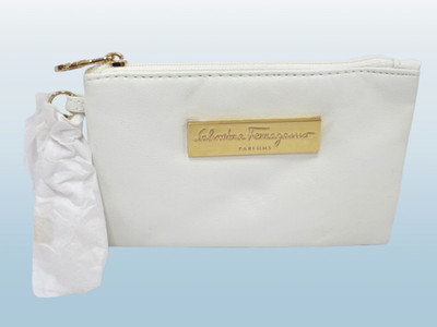 SALVATORE FERRAGAMO CREAM LEATHER ZIP TOP WRISTLET COIN PURSE W/ KEYCHAIN