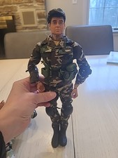 ES TOYS FIGURA DE ACCIÓN EN CAMUFLAJE CONJUNTO CON BOTAS, RODILLERAS, CANTIMPLORA