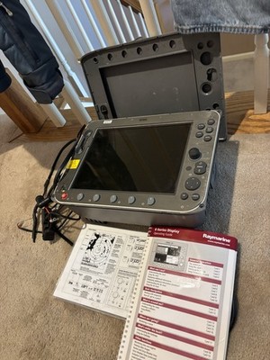 Raymarine E120 MFD Chartplotter Radar Screen Classic Display E02013 POWERS UP