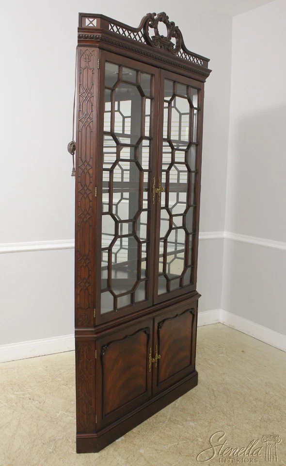 56561EC: HENKEL HARRIS Gabinete de China Esquinero Grande de Caoba Foto 2 de 4