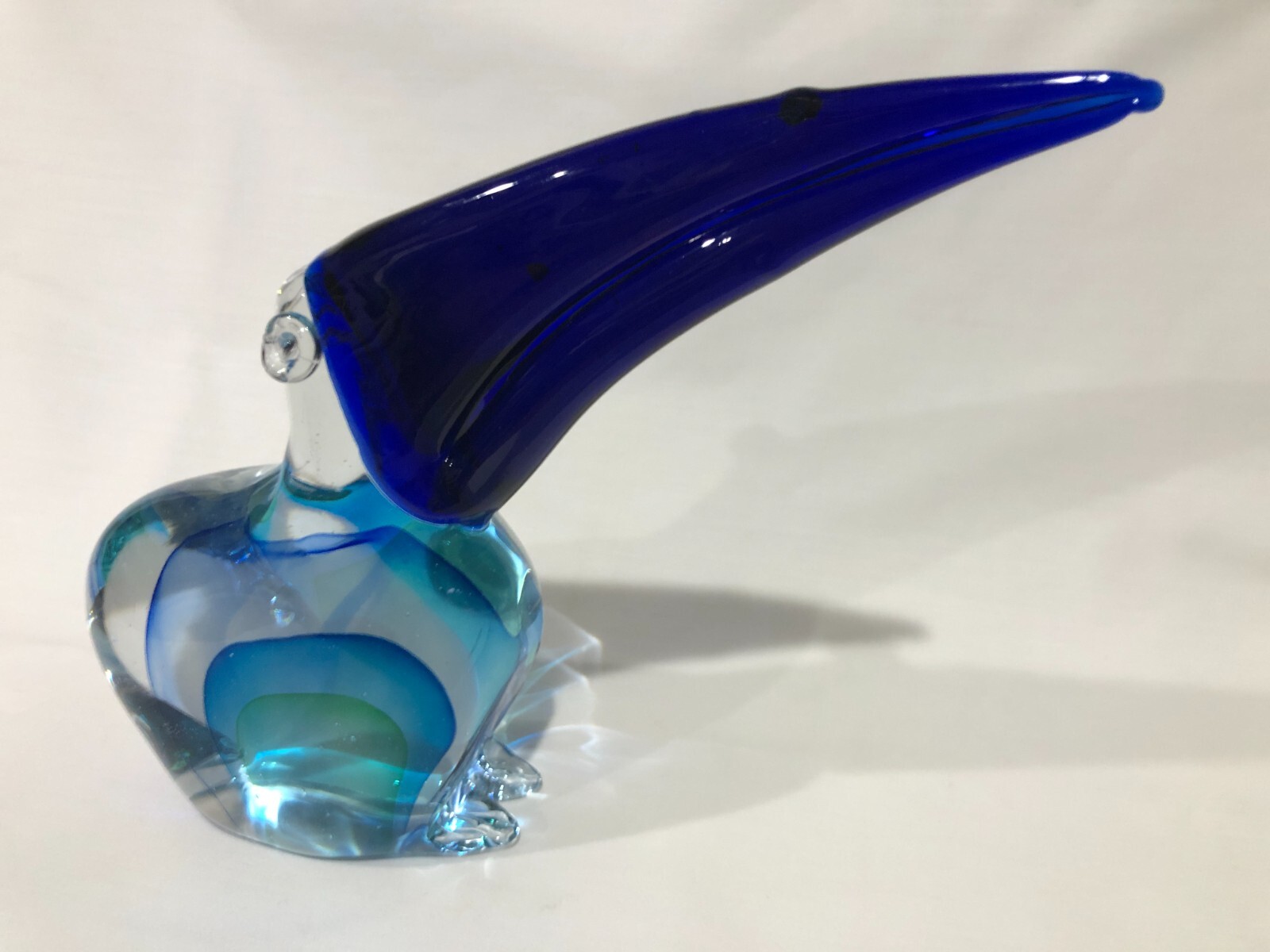 Estatuilla de vidrio artístico tucán grande vidrio soplado pico azul grande cuerpo lila Murano?