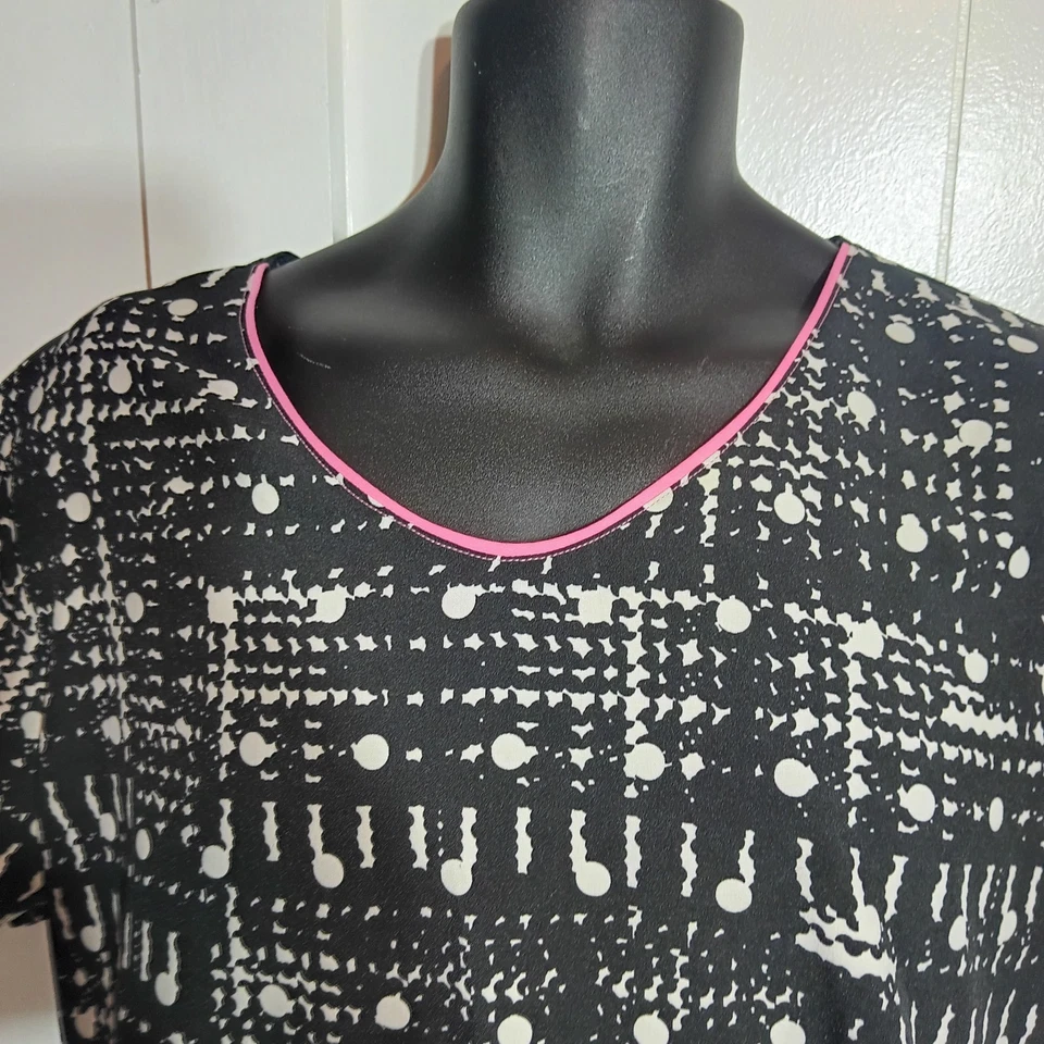 Dickies Scrub Top Black And White Abstract Print With Pink Trim Women's Size XL  - Image 3 of 4