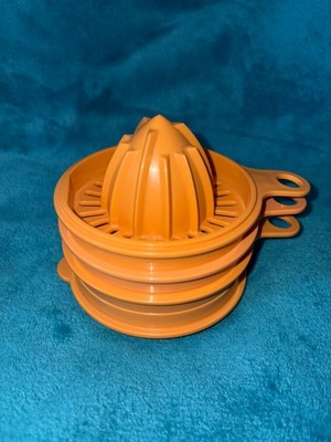 Vintage 4 Stück Tupperware Kochmädchen/Saftpresse/Reibe/Eigelb Trenner/Deckel