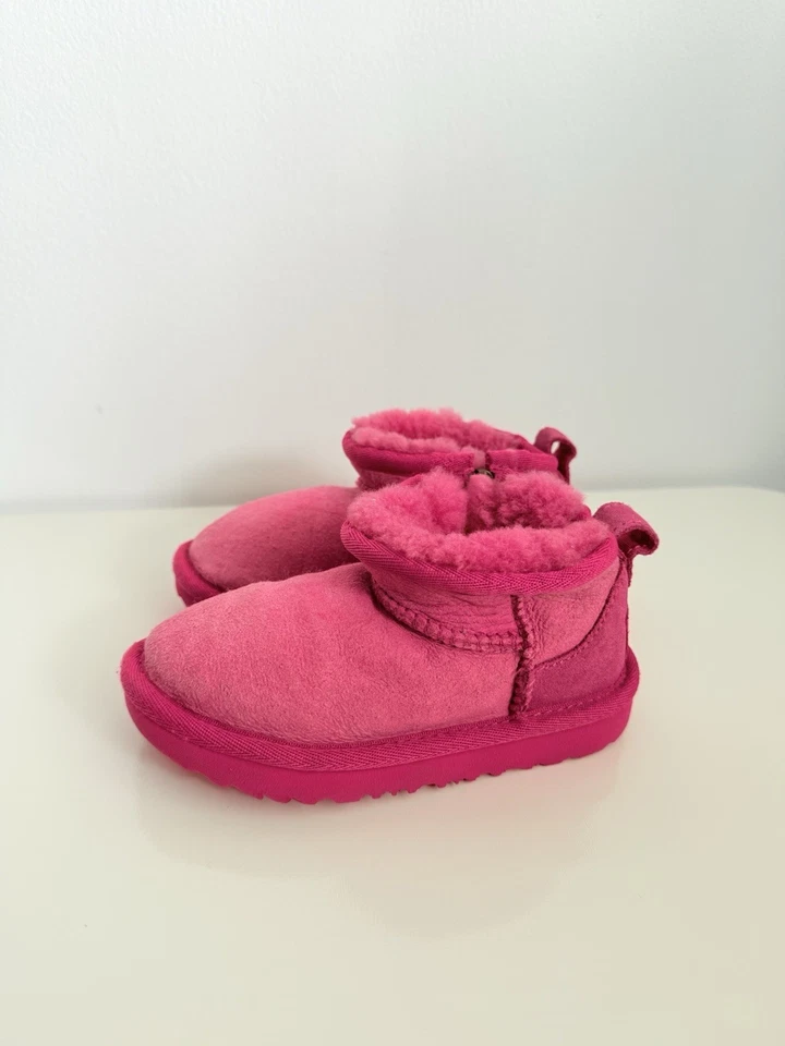 Botas clásicas de gamuza UGG Ultra Mini rosa baya para niños/niños pequeños 1130750T talla 7 Foto 4 de 4