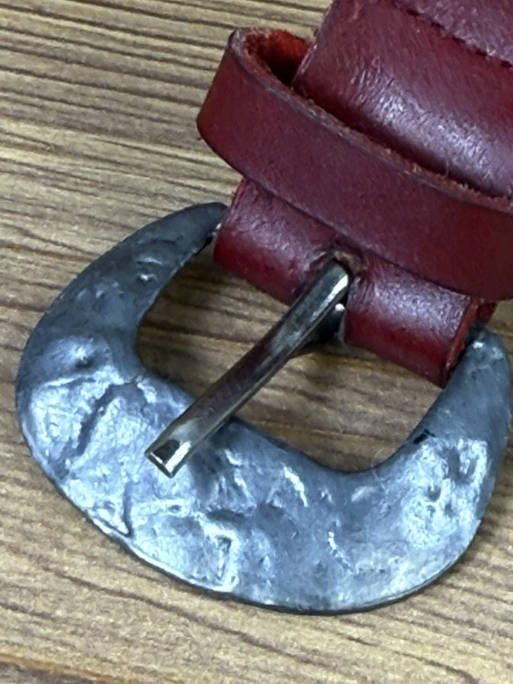 Cinturón de cuero de colección para mujer unisex 31”-36” rojo martillado plata tachuelas hebilla Foto 2 de 4